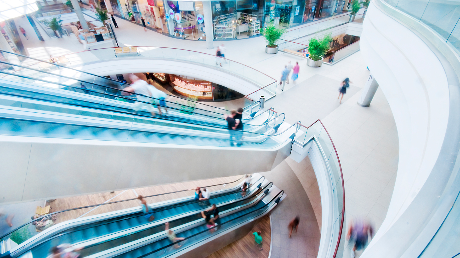 Ihmisiä kauppakeskuksessa