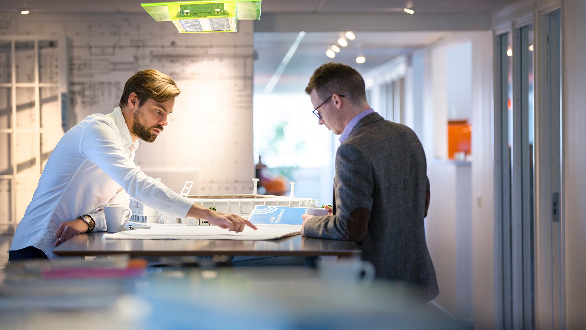 Kaksi miestä suunnittelupalaverissa